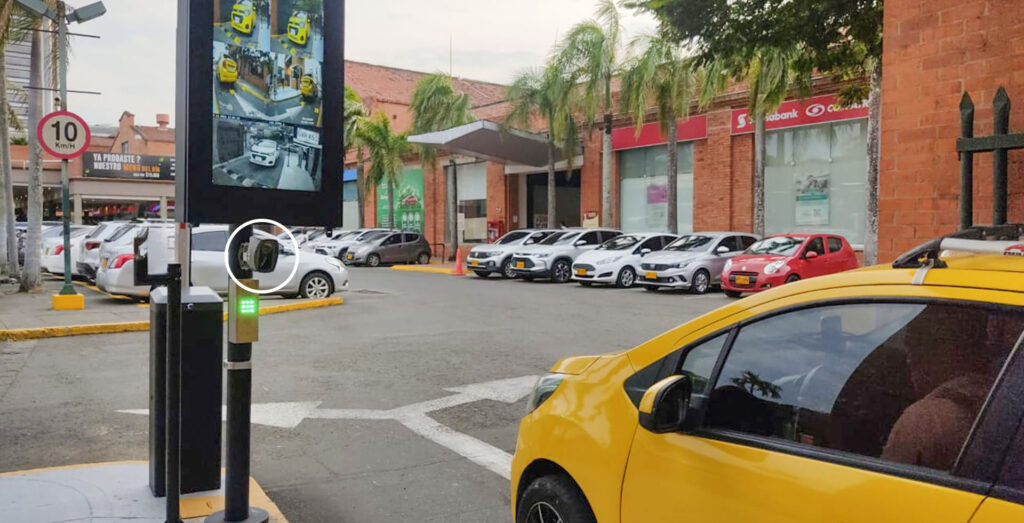 Einar parking system camera at Chipichape mall in Cali, Colombia - in-text image 2